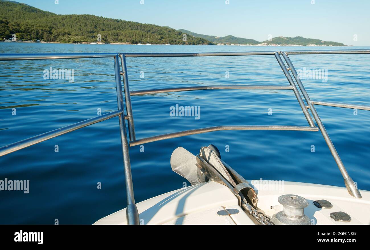 Atemberaubende Aussicht auf einen Bug einer Yacht, die auf einem wunderschönen türkisfarbenen Meer segelt Stockfoto