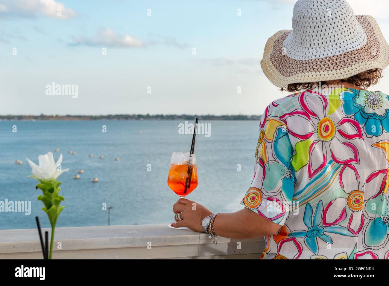 ragazza in Cocktail-Zeit, Aperitivo, Happy Hour, Vicino al porto di siracusa Stockfoto