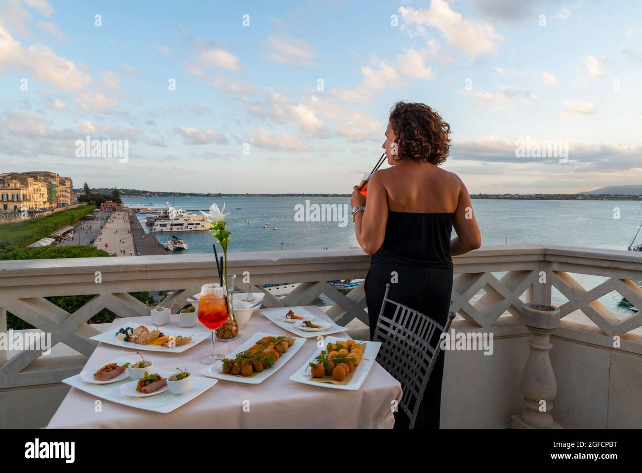ragazza in Cocktail-Zeit, Aperitivo, Happy Hour, Vicino al porto di siracusa Stockfoto