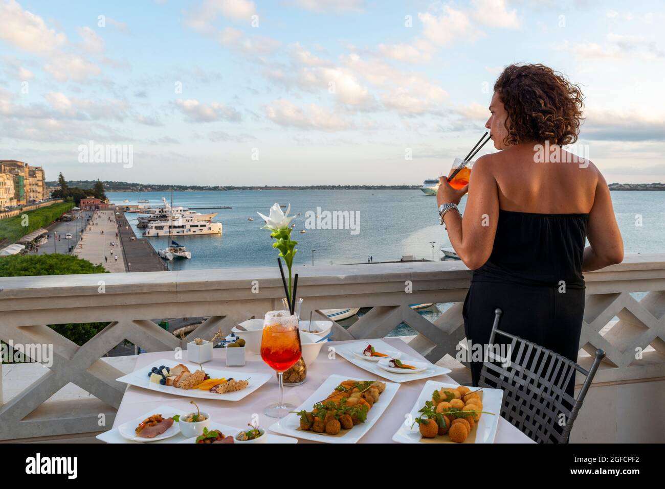 ragazza in Cocktail-Zeit, Aperitivo, Happy Hour, Vicino al porto di siracusa Stockfoto