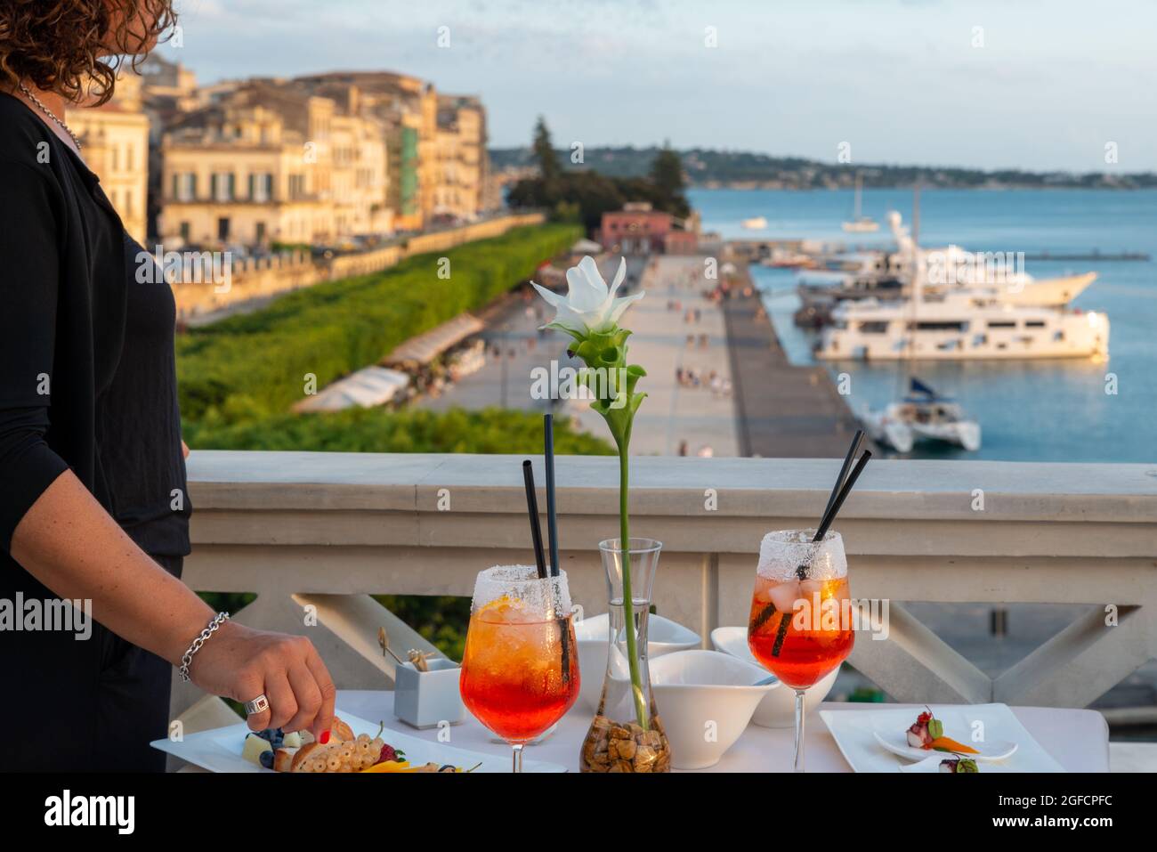 ragazza in Cocktail-Zeit, Aperitivo, Happy Hour, Vicino al porto di siracusa Stockfoto