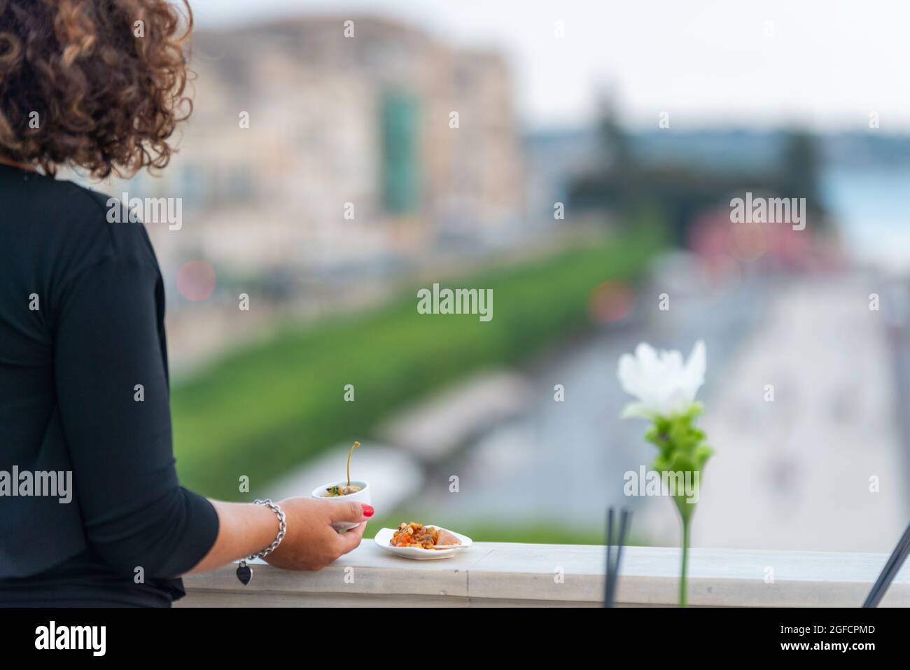 ragazza in Cocktail-Zeit, Aperitivo, Happy Hour, Vicino al porto di siracusa Stockfoto