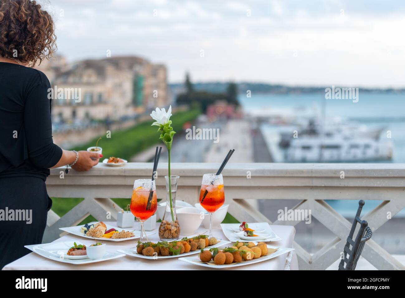 ragazza in Cocktail-Zeit, Aperitivo, Happy Hour, Vicino al porto di siracusa Stockfoto