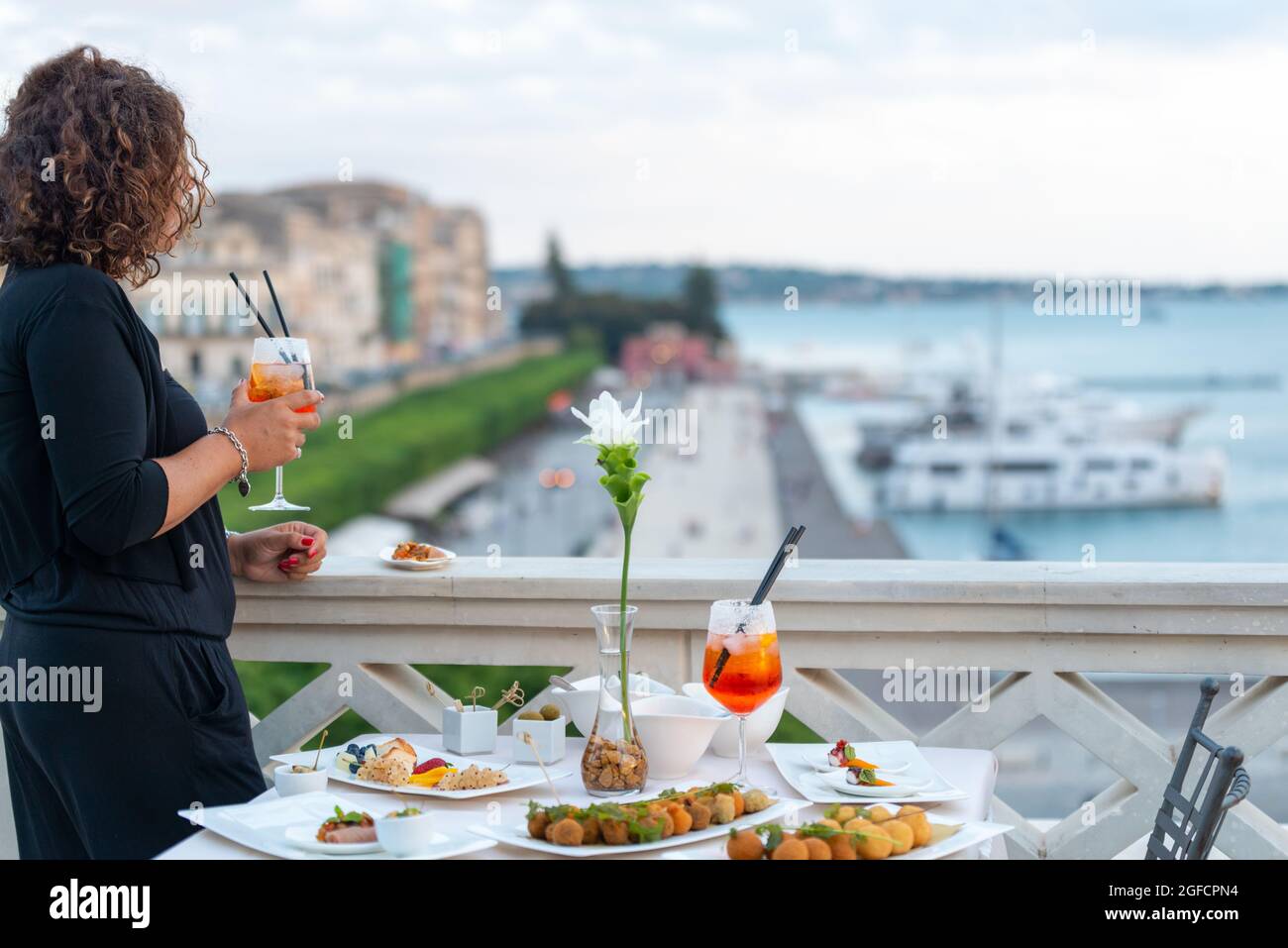 ragazza in Cocktail-Zeit, Aperitivo, Happy Hour, Vicino al porto di siracusa Stockfoto