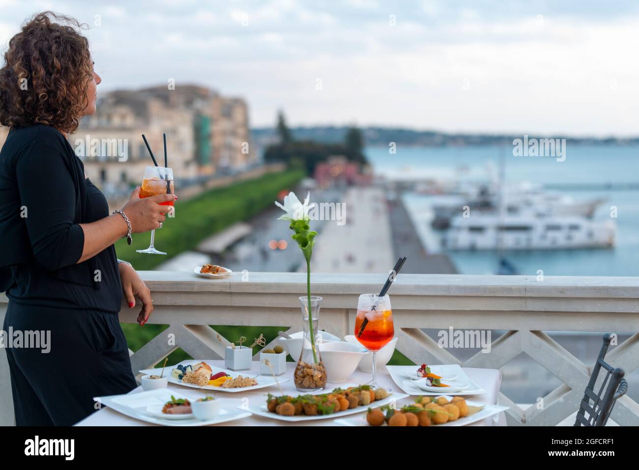 Cocktailzeit, Aperitivo, Happy Hour, porto di siracusa Stockfoto