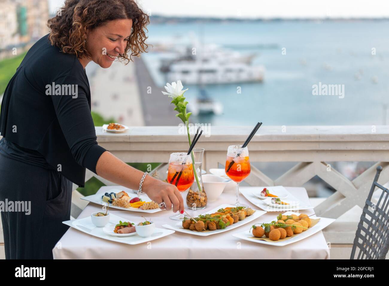 Cocktailzeit, Aperitivo, Happy Hour, porto di siracusa Stockfoto