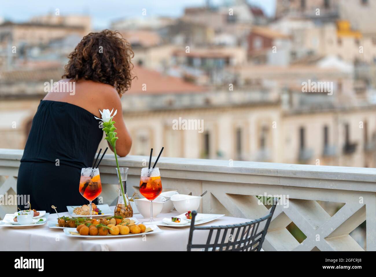 Cocktailzeit, Aperitivo, Happy Hour, porto di siracusa Stockfoto