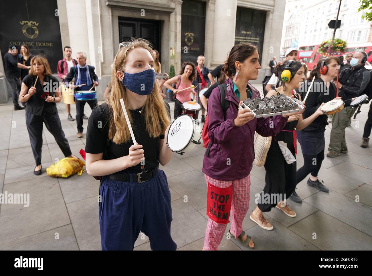 Demonstranten während eines Protestes, der ein Ende der „Völkermord-Angriffe gegen die indigenen Völker Brasiliens“ vor der brasilianischen Botschaft, London, durch Mitglieder des Extinction Rebellion, des Amazonas-Rebellions, von Brazil Matters, CAFOD, Greenpeace, Eltern für Zukunft und Überleben International. Bilddatum: Mittwoch, 25. August 2021. Stockfoto