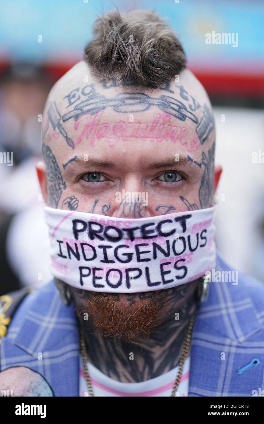 Ein Demonstrator während eines Protestes, der ein Ende der „Völkermord-Angriffe gegen die indigenen Völker Brasiliens“ vor der brasilianischen Botschaft, London, durch Mitglieder der Extinction Rebellion, der Amazonas-Rebellion, Brazil Matters, CAFOD, Greenpeace, Eltern für Zukunft und Überleben International. Bilddatum: Mittwoch, 25. August 2021. Stockfoto