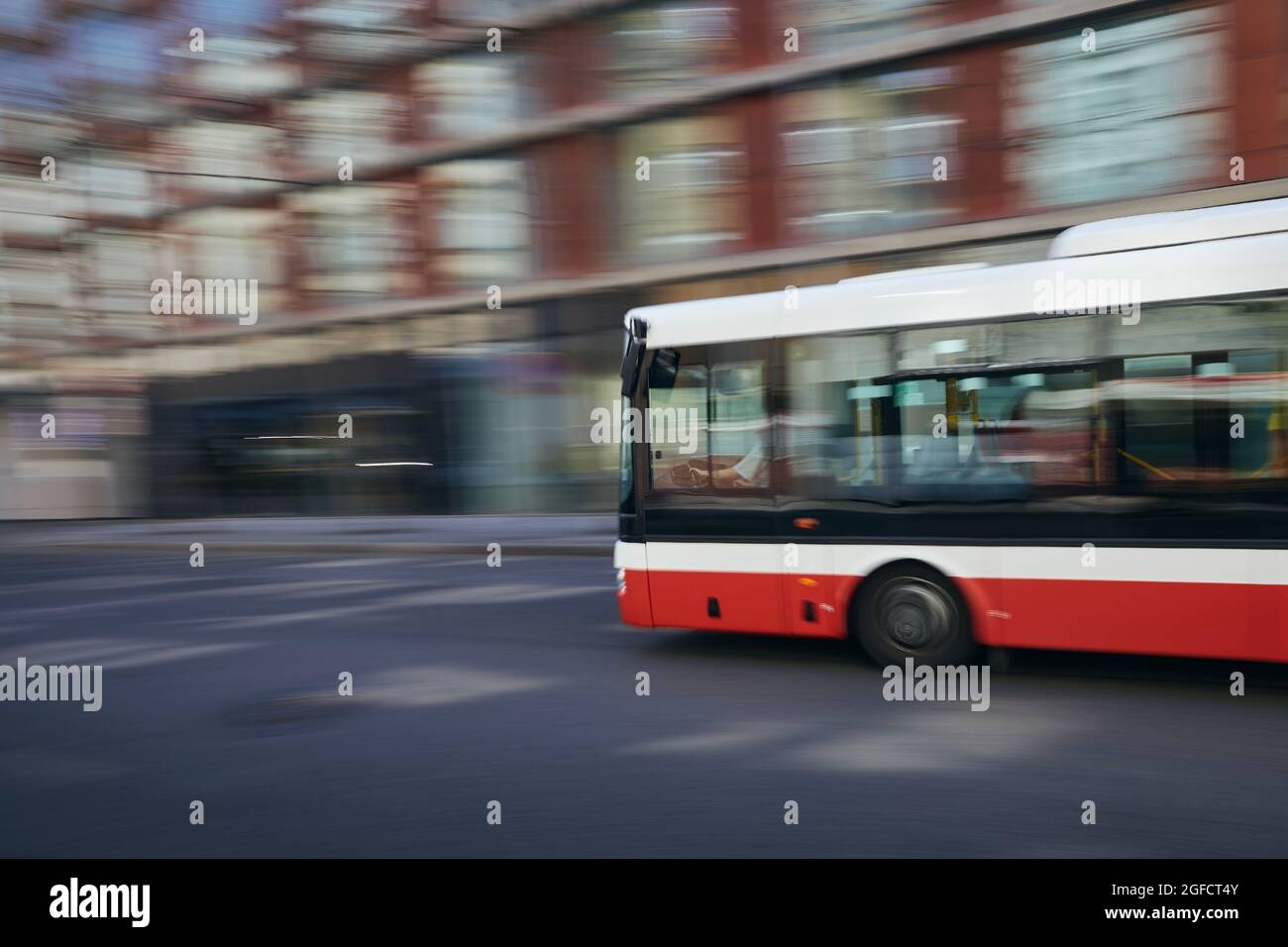 Bus der öffentlichen Verkehrsmittel in unscharfer Bewegung. Tägliches Leben in der Stadt. Prag, Tschechische Republik. Stockfoto