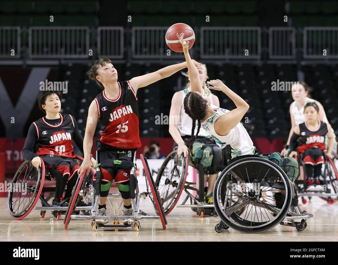 Tokio, Japan, 25. August 2021, Japan und Australien treffen sich in der Vorrunde des Rollstuhlbasketballs für Frauen bei den Paralympics in Tokio am 25. August 2021 auf der Musashino Forest Sport Plaza. (Kyodo)==Kyodo Foto via Credit: Newscom/Alamy Live News Stockfoto