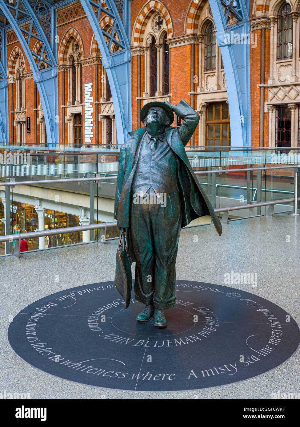 Sir John Betjeman Statue in St. Pancras Station London - Martin Jennings, Bildhauer, 2007. Dichter. Stockfoto
