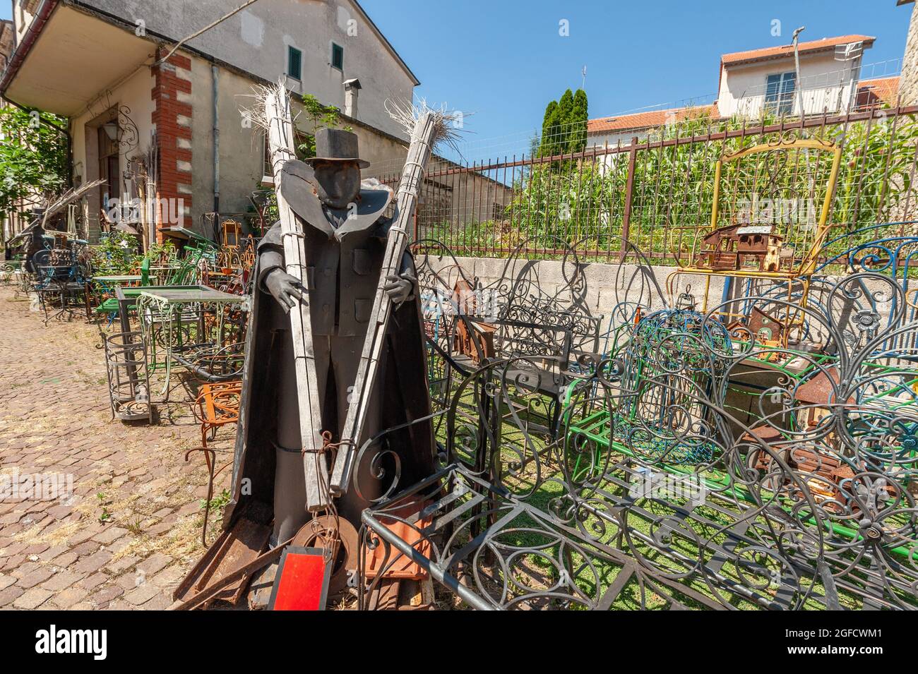 In der künstlerischen Werkstatt des Schmiedes mit Figuren von Trägern der "ndocce" (Fackeln) in Agnone die traditionelle Prozession der "ndocciate, groß Stockfoto