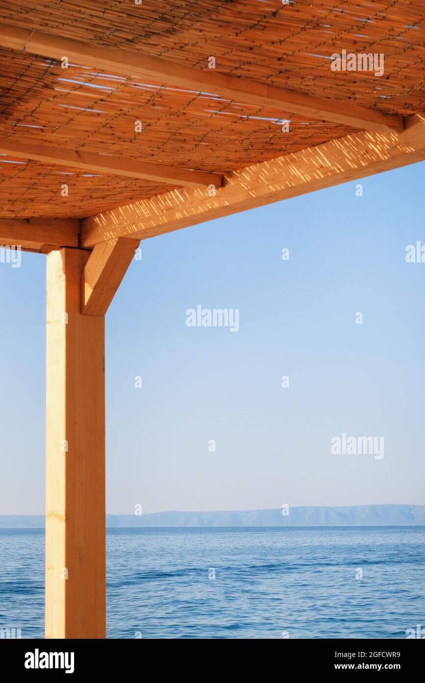Erholung und komfortabler Sommerurlaub an der sonnigen Küste. Strohbungalow an der kroatischen Küste. Stockfoto