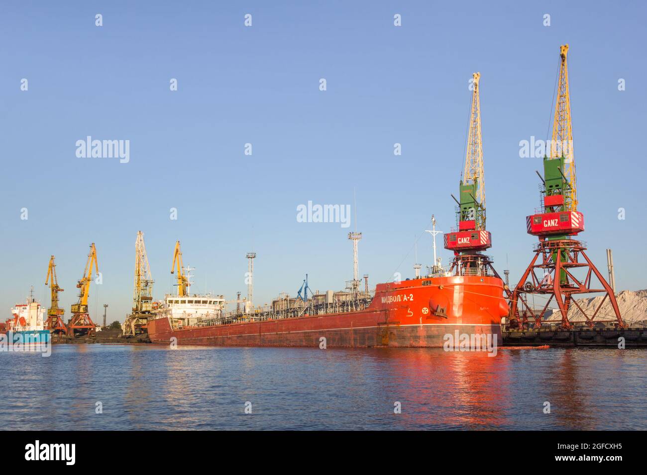 Königsberg, Russland - 30. Juli 2017: Das Schiff im Hafen auf dem Fluss Pregolya. Stockfoto