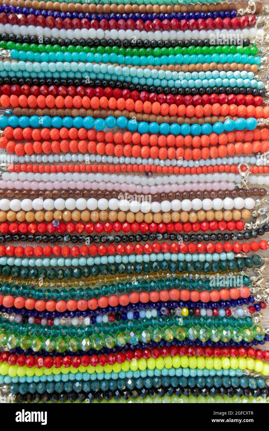 Bunte Perlen bestickte Armbänder. In verschiedenen Mustern und Farben  Stockfotografie - Alamy