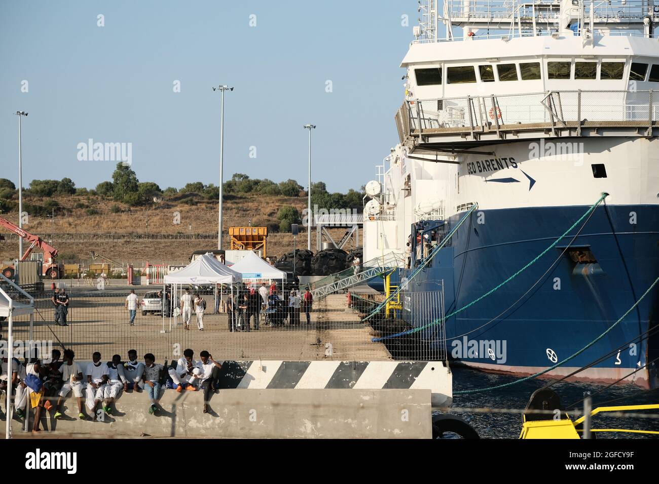 Augusta, Sizilien, Italien, August 23, die Ausschiffung von 322 Geo Barents Migranten. Frauen, Kinder und Männer verschiedener Nationalitäten landeten im syrakusanischen Hafen, nachdem sie am 2021 von der MSF gerettet worden waren Stockfoto