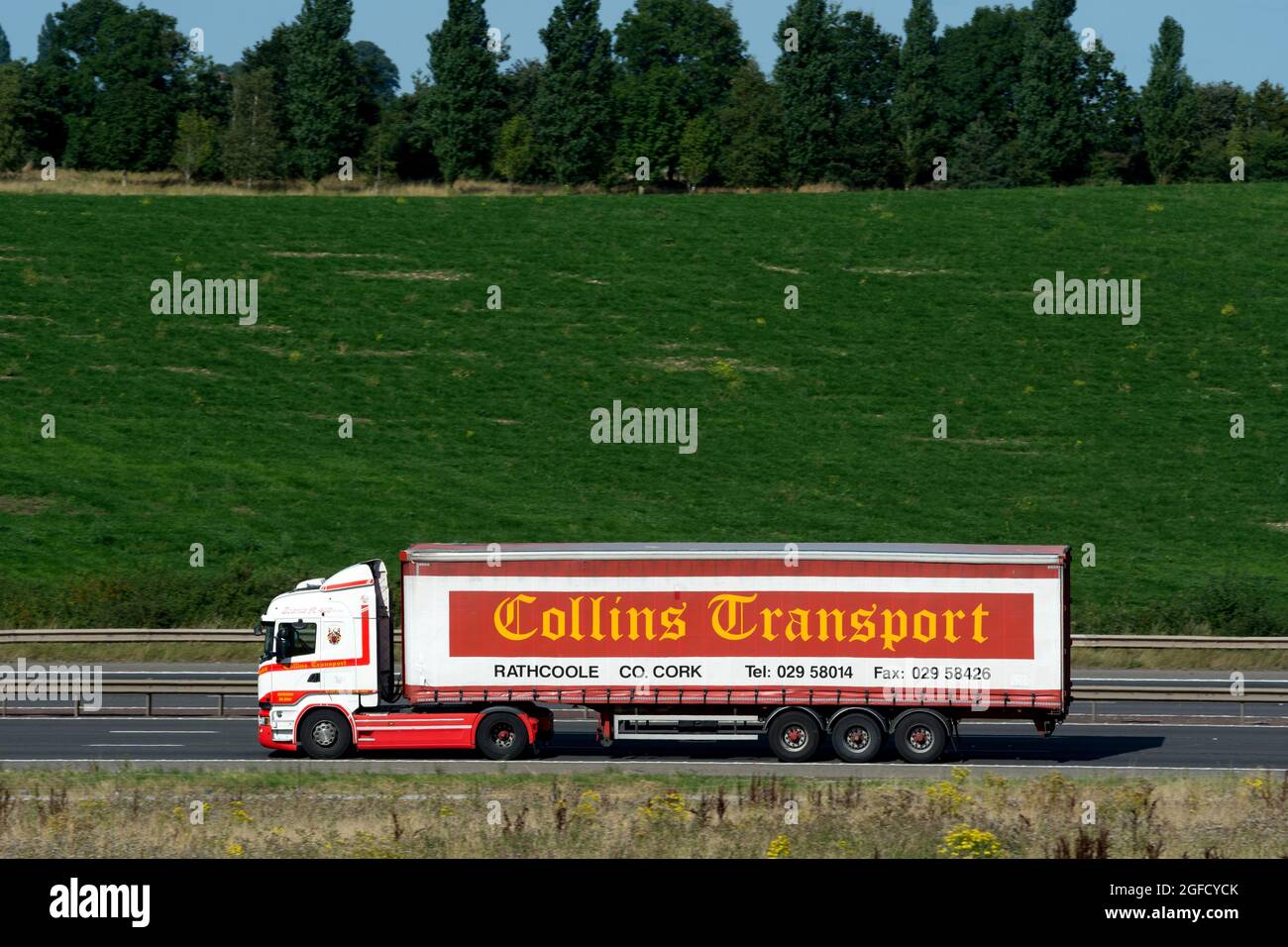 Collins Transport-LKW auf der Autobahn M40, Warwickshire, England, Großbritannien Stockfoto