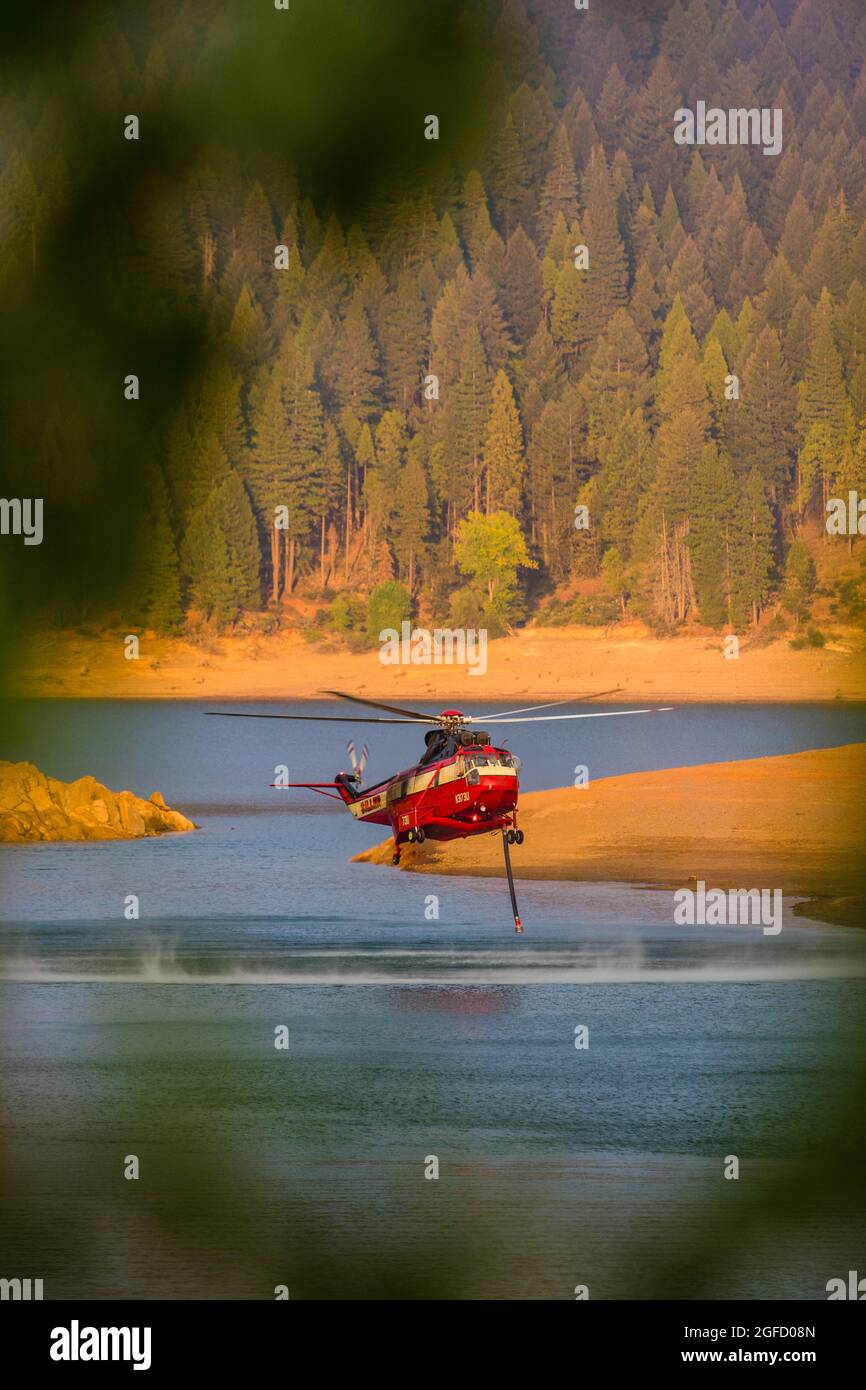 Tahoe Basin, Kalifornien, USA. August 2021. Ein Hubschrauber zieht Wasser aus einem von der Dürre betroffenen Reservoir. Das Caldor-Feuer ist auf über 122,000 Acres angewachsen und droht bis zum Tahoe-Becken zu wachsen. Kredit: SOPA Images Limited/Alamy Live Nachrichten Stockfoto