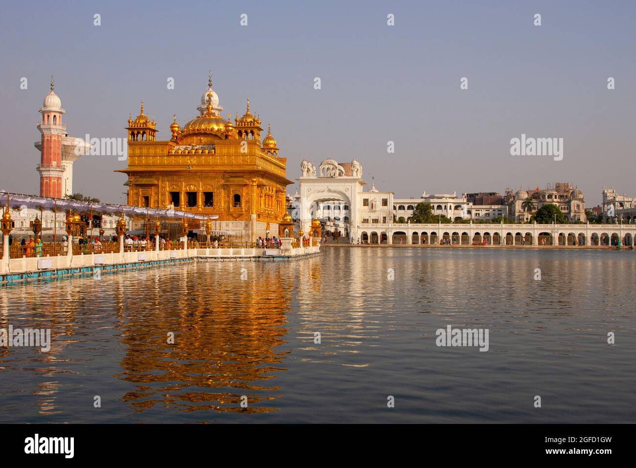 Der Goldene Tempel (auch bekannt als Harmandir Sahib, beleuchtet. 'Wohnsitz Gottes' oder Darbār Sahib, was soviel wie 'erhabener Hof' bedeutet) ist eine Gurdwara (Versammlungsort und w Stockfoto