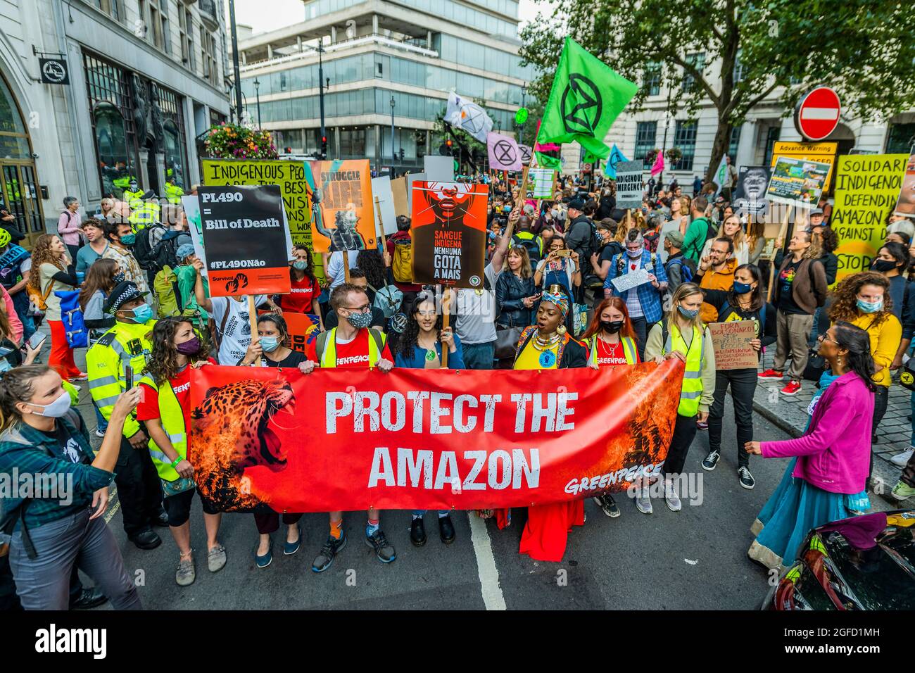 London, Großbritannien. August 2021. Demonstranten vor der brasilianischen Botschaft fordern ein Ende der Angriffe auf die indigenen Völker Brasiliens. Zu den Unterstützern gehörten Amazon Rebellion, Brazil Matters, CAFOD, Greenpeace, Parents for Future und Survival International. Sie stehen in Solidarität mit der APIB gegen den „Marco Temporal“ (oder „Time Limit Trick“)*, den Entwurf des Gesetzentwurfs 490, bekannt als „Bill of Death“, der von der Regierung Bolsonaro ausgelöscht wurde, in London im Rahmen ihres zweiwöchigen Namens „The Impossible Rebellion“. Kredit: Guy Bell/Alamy Live Nachrichten Stockfoto