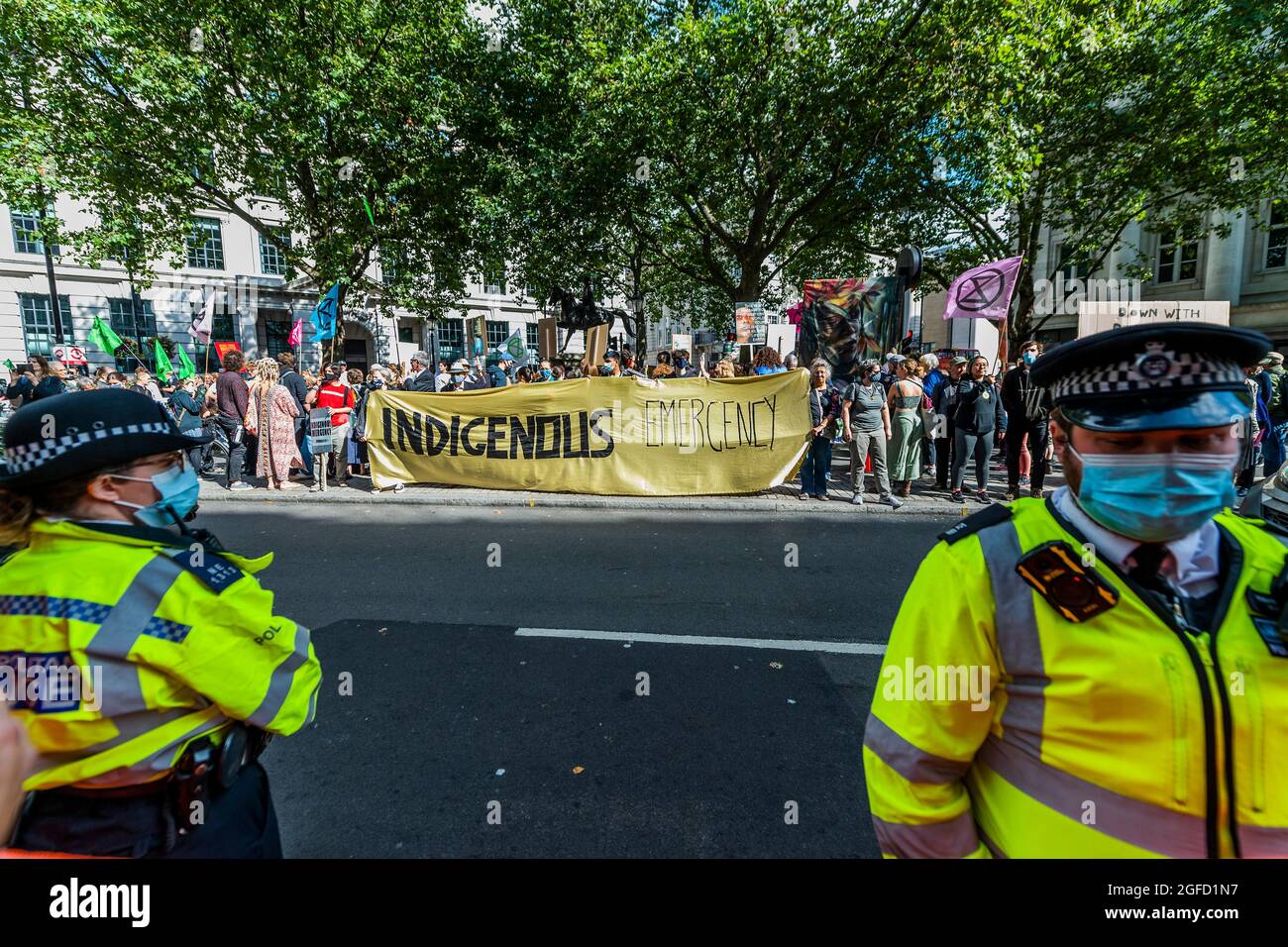 London, Großbritannien. August 2021. Demonstranten vor der brasilianischen Botschaft fordern ein Ende der Angriffe auf die indigenen Völker Brasiliens. Zu den Unterstützern gehörten Amazon Rebellion, Brazil Matters, CAFOD, Greenpeace, Parents for Future und Survival International. Sie stehen in Solidarität mit der APIB gegen den „Marco Temporal“ (oder „Time Limit Trick“)*, den Entwurf des Gesetzentwurfs 490, bekannt als „Bill of Death“, der von der Regierung Bolsonaro ausgelöscht wurde, in London im Rahmen ihres zweiwöchigen Namens „The Impossible Rebellion“. Kredit: Guy Bell/Alamy Live Nachrichten Stockfoto