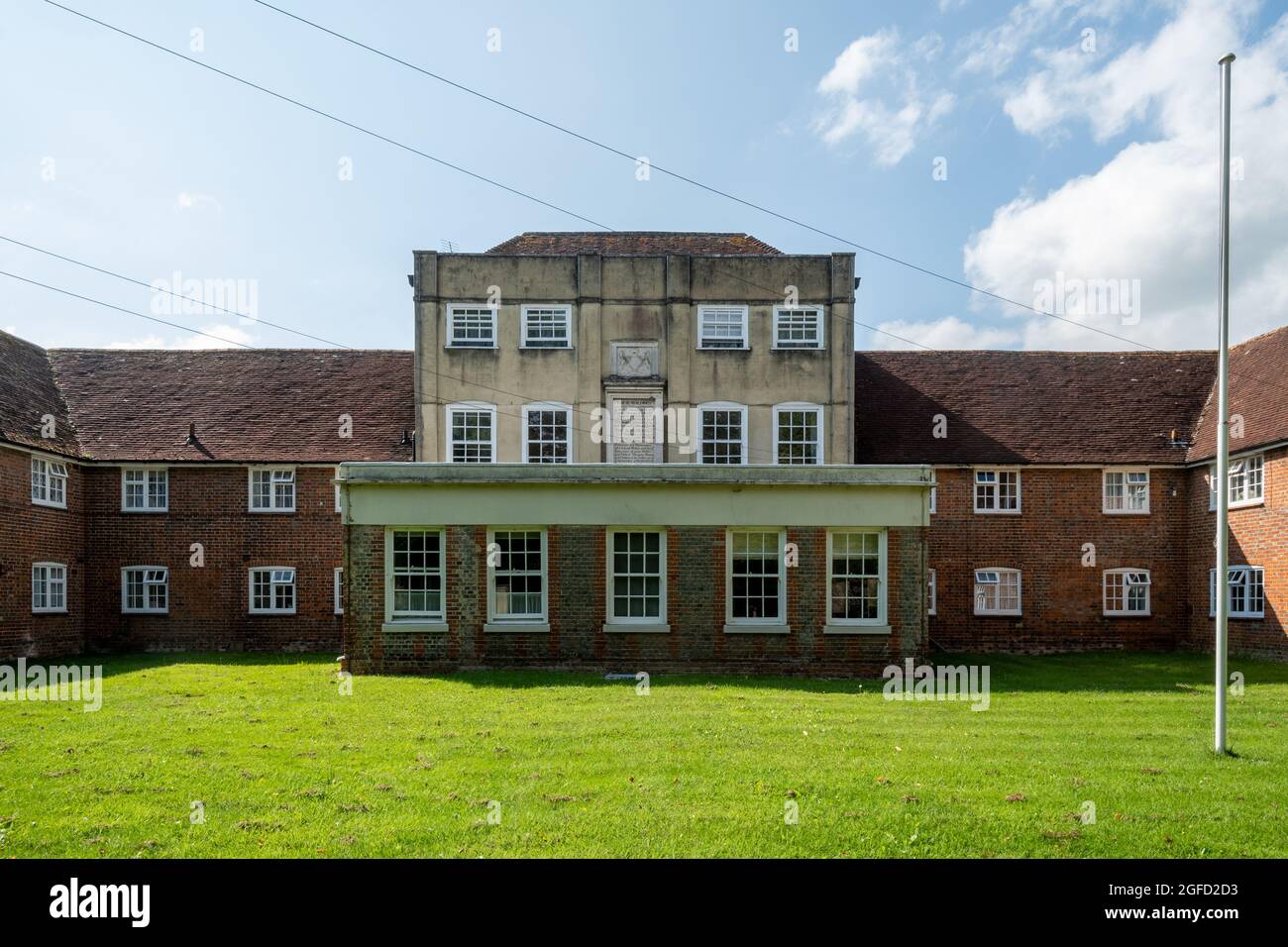 Historische Almshäuser, die als die Gräfin von Derby bezeichnet werden, befinden sich im Dorf Boxgrove, West Sussex, England, Großbritannien. Denkmalgeschütztes Gebäude der Klasse II. Stockfoto