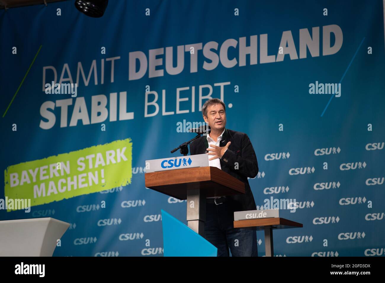 Der bayerische Ministerpräsident und Vorsitzende der Christlich Sozialen Union Markus Söder bei der CSU Stadiontour am 24. August 2021 im Hans Bayer Stadion in Unterschleißheim bei München. Der CSU-Stadiontour ist der Wahlkampf der CSU. * der bayerische Ministerpräsident und Chiarman der Christlich-Sozialen Union Markus Soeder bei der CSU-Stadiontour am 24. August 2021 in Unterschleißheim bei München. Der Beginn der CSU-Stadiontour ist der Beginn des Wahlkampfes der CSU. (Foto von Alexander Pohl/Sipa USA) Stockfoto