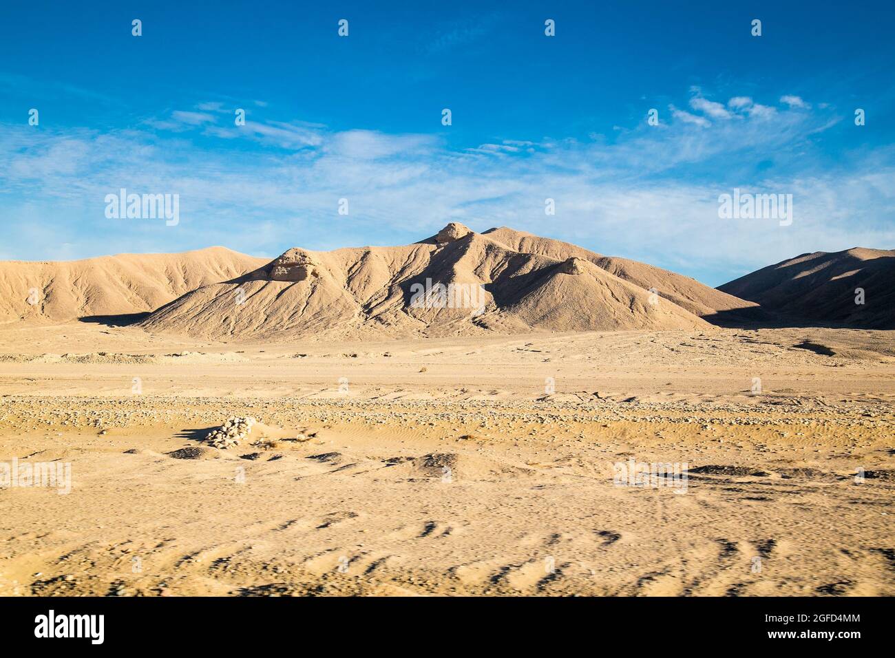 Die Sahara Wüste entlang der Küste des Roten Meeres, Ägypten, Afrika . Gelber Sand und blauer Himmel. Stockfoto