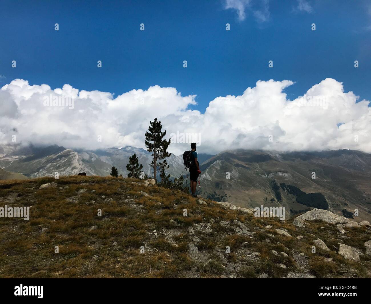 Ein Bergsteiger am 'Lago Bleu' im varaita-Tal in Norditalien nahe der Grenze zu Frankreich Stockfoto