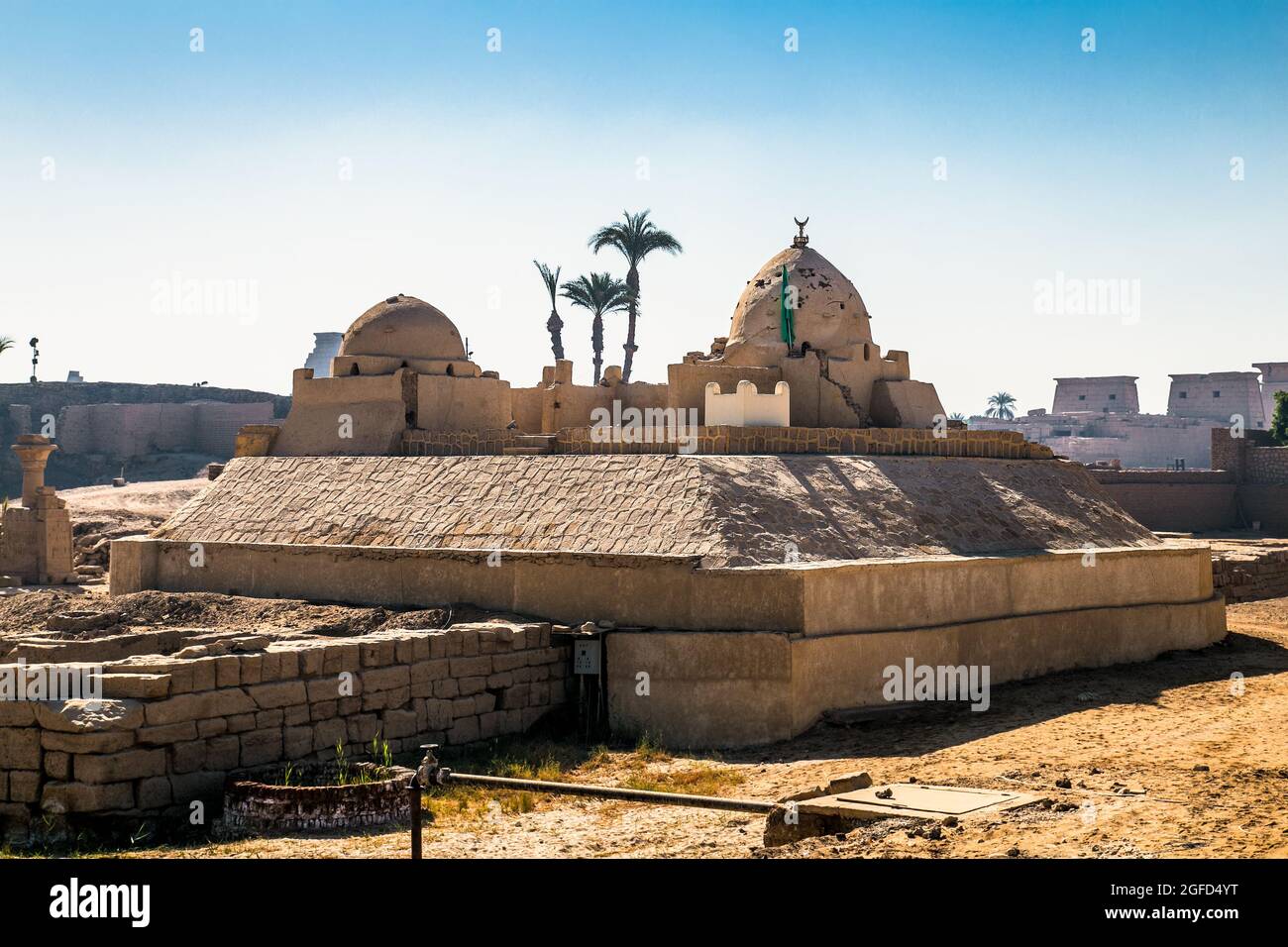 Alte Ruinen einer mit Schlamm bemalten Moschee im Karnak Tempel, Luxor (Theben), Ägypten. Der größte Tempelkomplex der Antike der Welt. UNESCO World Herit Stockfoto