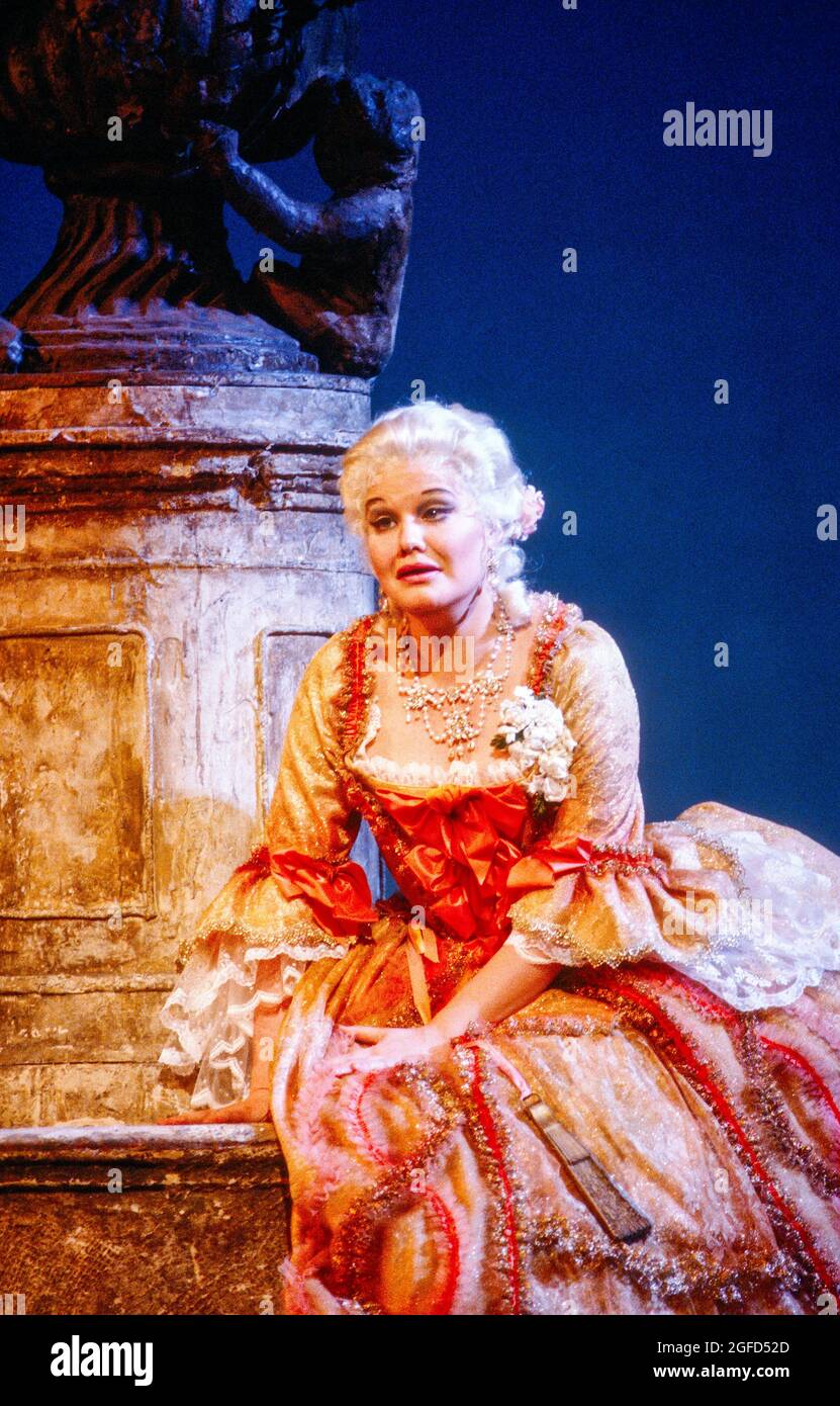Karita Mattila (Fiordiligi) in COSI FAN TUTTE von Mozart an der Royal Opera, Covent Garden, London WC2 12/07/1986 Musik: Wolfgang Amadeus Mozart Libretto: Lorenzo Da Ponte Leitung: Gabriele Ferro Bühnenbild: Henry Bardon Kostüme: David Walker Beleuchtung: William Bundy Regie: John Copley Stockfoto