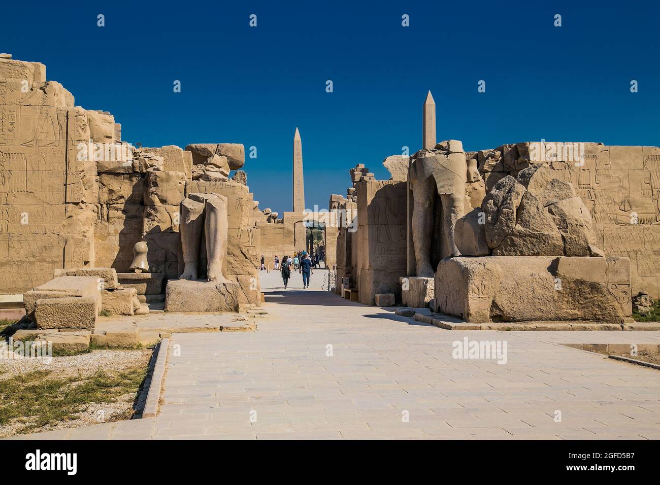 Luxor, Ägypten - 28. Jan 2020: Luxor Tempel in Luxor, altes Theben, Ägypten. Luxor Tempel ist ein großer altägyptischer Tempelkomplex im Osten Stockfoto