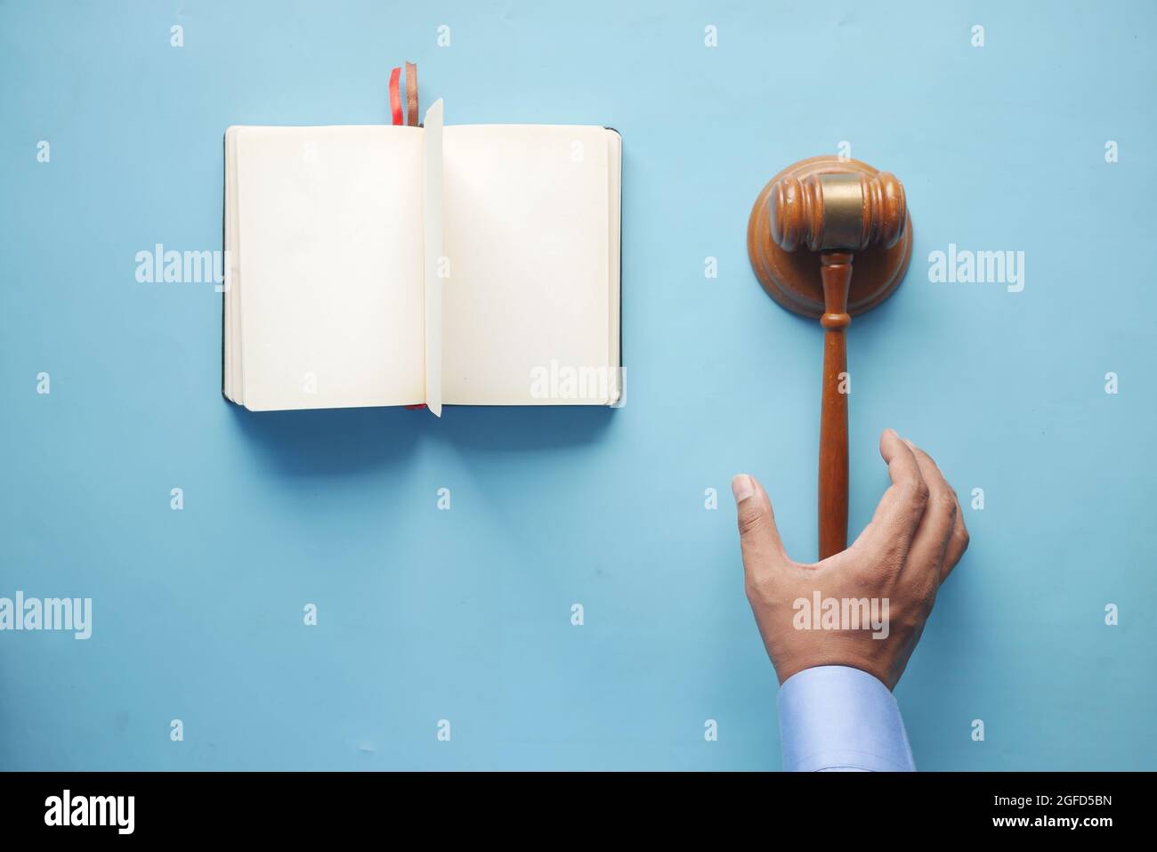 Nahaufnahme der Hand der Person, die auf den Gavel fällt. Stockfoto