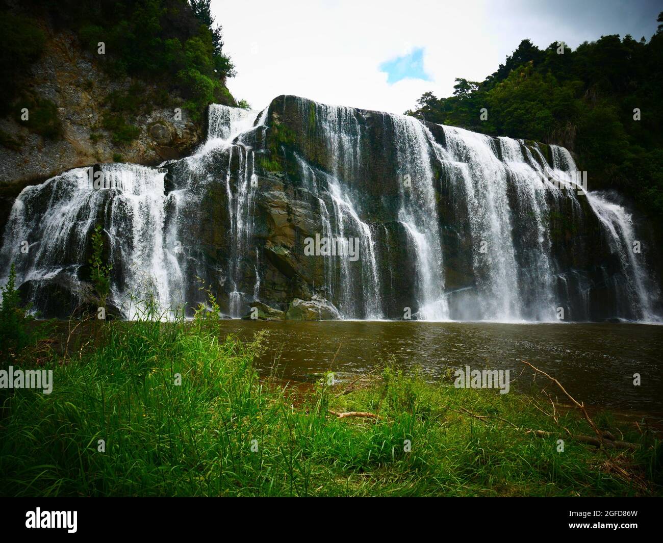 Waihi Falls in der Nähe von Dannemirke, Neuseeland. Es ist einer der Wasserfälle, die Sie in North Island sehen können. Stockfoto