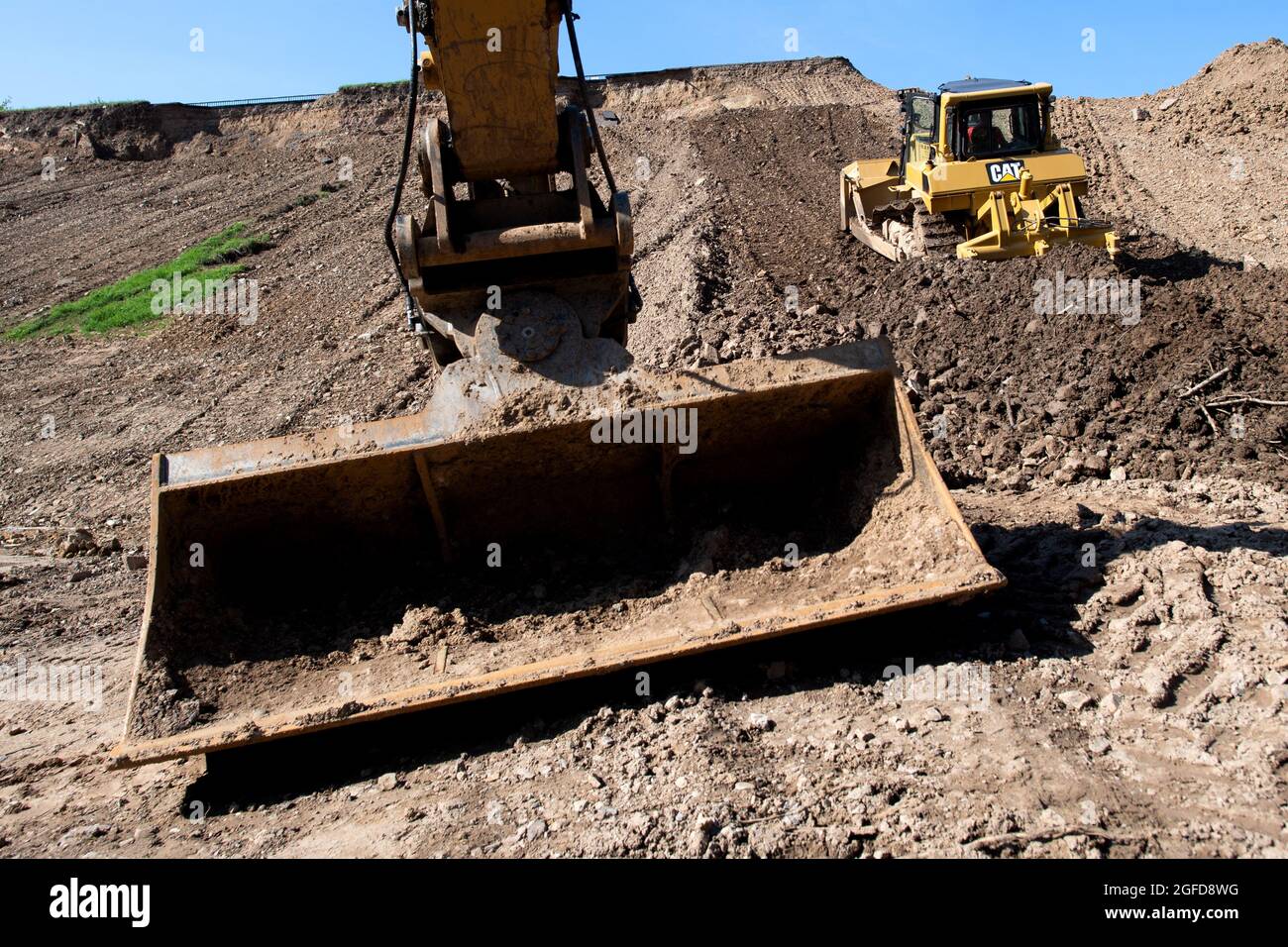 Euskirchen, Deutschland. August 2021. Eine Planierraupe arbeitet am Staudamm des durch die Flut beschädigten Stausees Steinbach. Die Hochwasserkatastrophe Mitte Juli hat bisher Versicherungsverluste von rund sieben Milliarden Euro verursacht, was mehr ist als bisher erwartet. Davon entfielen laut dem Branchenverband GDV 6.5 Milliarden Euro auf Wohngebäude, Haushalte und Unternehmen, rund 450 Millionen Euro auf Kraftfahrzeuge. Kredit: Federico Gambarini/dpa Kredit: dpa picture Alliance/Alamy Live News/dpa/Alamy Live News Stockfoto