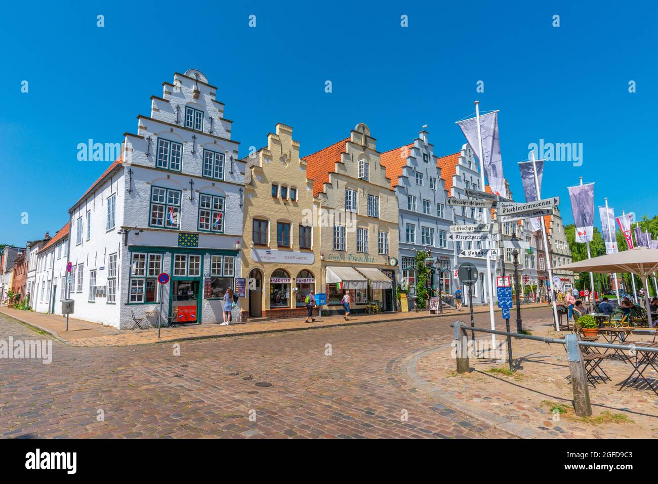Ensemble von Häusern mit Stufengiebeln am Marktplatz, Friedrichstadt, Nordfriesland, Schleswig-Holstein, Norddeutschland Stockfoto