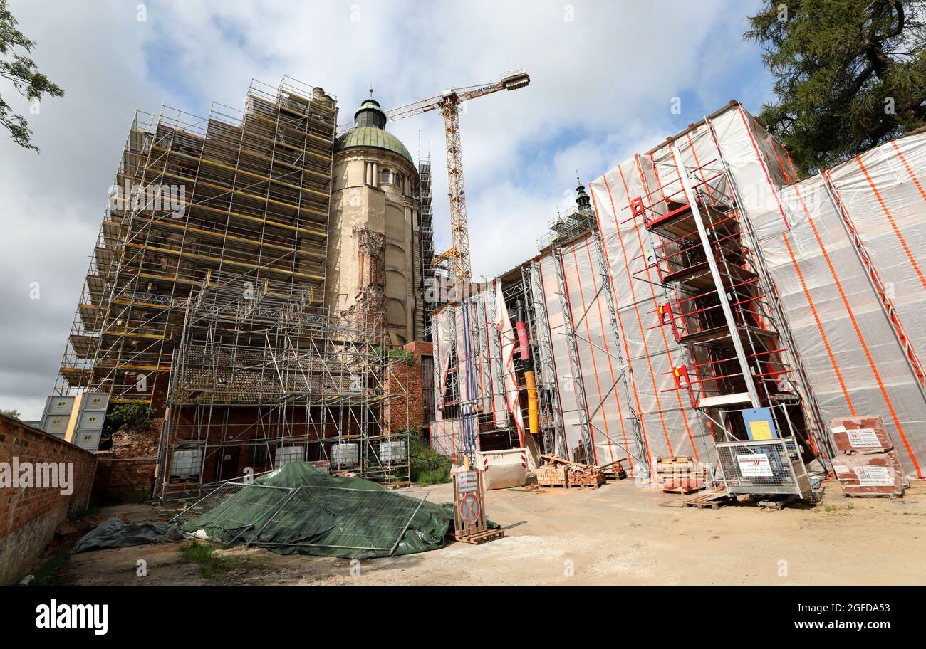 25. August 2021, Mecklenburg-Vorpommern, Güstrow: Das Schloss, das seit September 2019 umfassend renoviert wird, ist komplett mit Gerüsten überzogen. Bis 2023 werden 28 Millionen Euro in das Projekt investiert, damit der alte Renaissance-Palast wieder in seinem früheren Glanz erstrahlt. Neun Bauphasen laufen parallel, um den ambitionierten Zeitplan einzuhalten. Foto: Bernd Wüstneck/dpa-Zentralbild/ZB Stockfoto