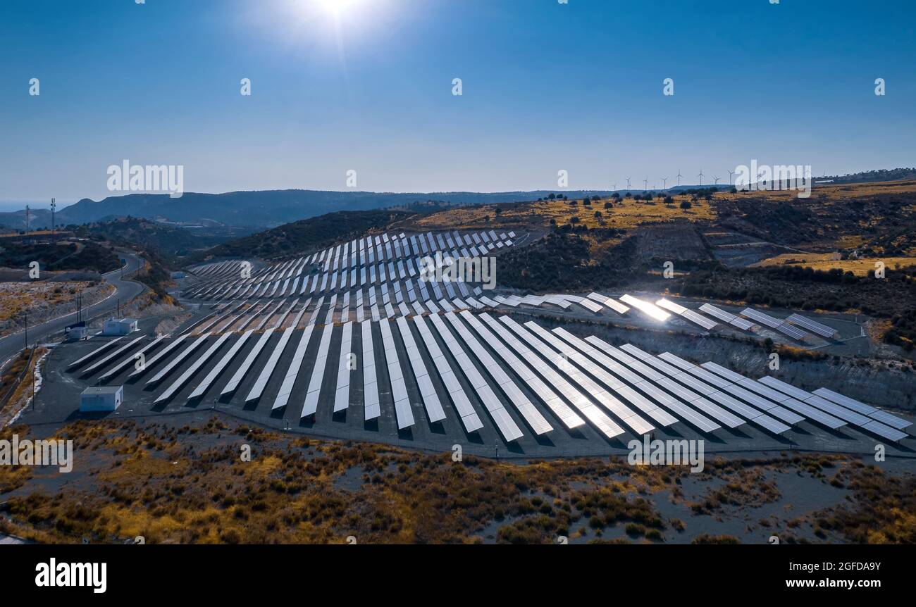 Photovoltaik-Paneele von Solarkraftwerk auf einem Hügel. Luftlandschaft Stockfoto