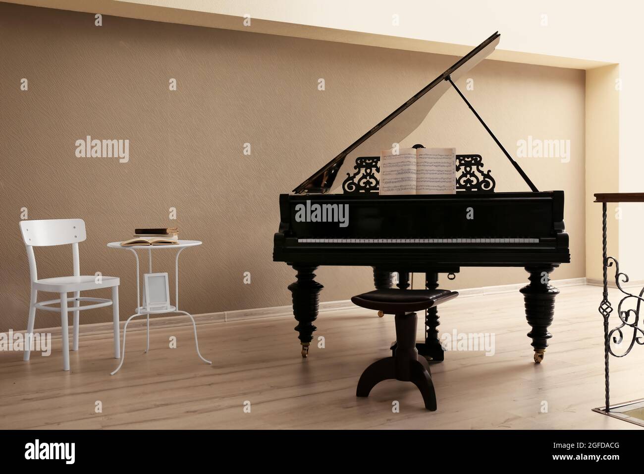 Klavier in Leer Klassik Zimmer Stockfotografie - Alamy