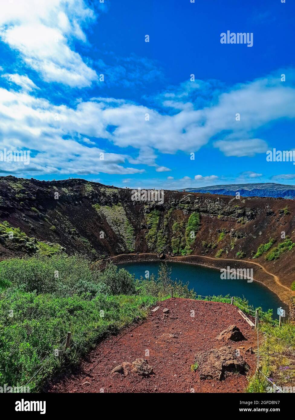 Kerid oder Kerith, der vulkanische Krater See auf der touristischen Goldener Kreis Route in Island in der Sommerzeit. Stockfoto