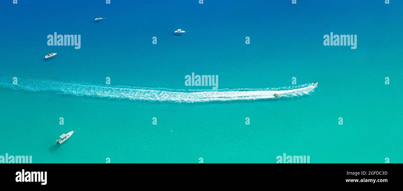 Speedboot mit Slider verlassen Trail auf dem Wasser, Meerblick von oben Stockfoto