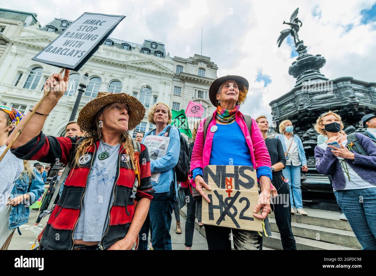 London, Großbritannien. August 2021. Frauen versammeln sich im Piccadilly Circus in einem Mut ruft zu Mut auf Protest - Extinction Rebellion setzt den zweiwöchigen Protest unter dem Namen Impossible Rebellion in London fort. Kredit: Guy Bell/Alamy Live Nachrichten Stockfoto