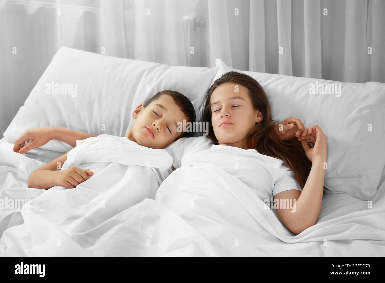Bruder und Schwester schlafen im Bett Stockfotografie - Alamy