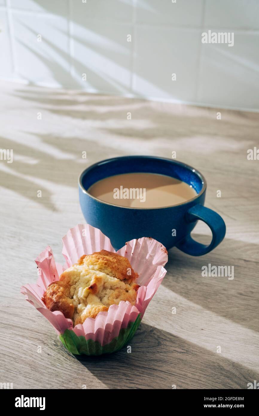 Tasse Kaffee und ein hausgemachter Muffin. Stockfoto