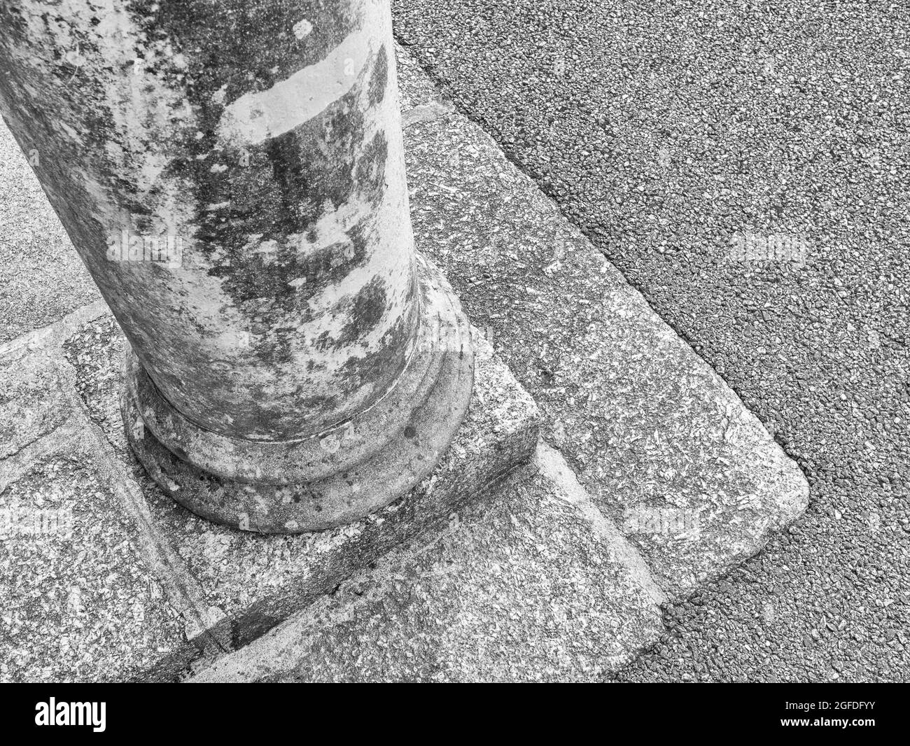 Monochrome Darstellung einer Sandsteinsäule mit ihrem Stützsockel. Für die Andeutung von Stärke, starker Struktur, Robustheit, starker Unterstützung. Stockfoto