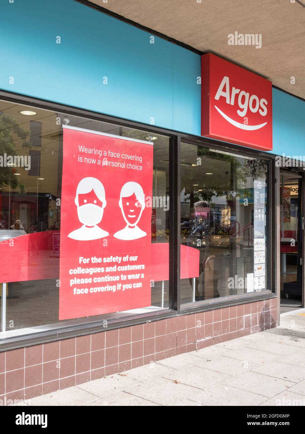 Argos Covid-19 Kundenwarnhinweis vor dem Schaufenster. Für das Leben unter Covid in Großbritannien, lokale Covid-Regeln für Unternehmen, Gesichtsmask tragen. Stockfoto