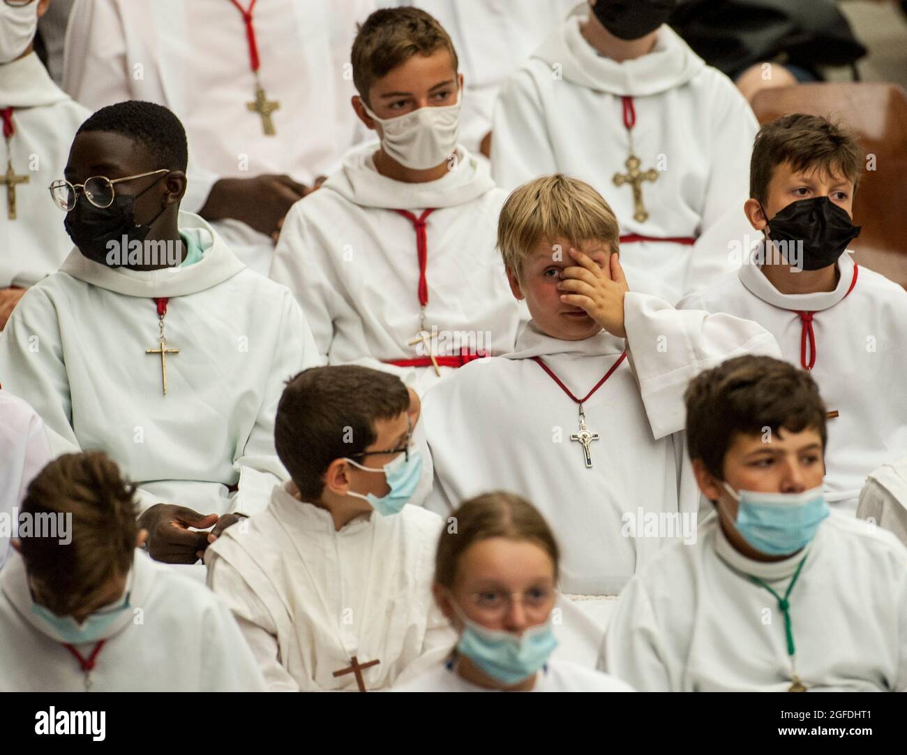 Rom, . August 2021. 25. August 2021: EINE Gruppe von französischen Altarjungen nimmt an der wöchentlichen Generalaudienz in der Aula Paul VI. Im Vatikan Teil. Kredit: Unabhängige Fotoagentur/Alamy Live Nachrichten Stockfoto