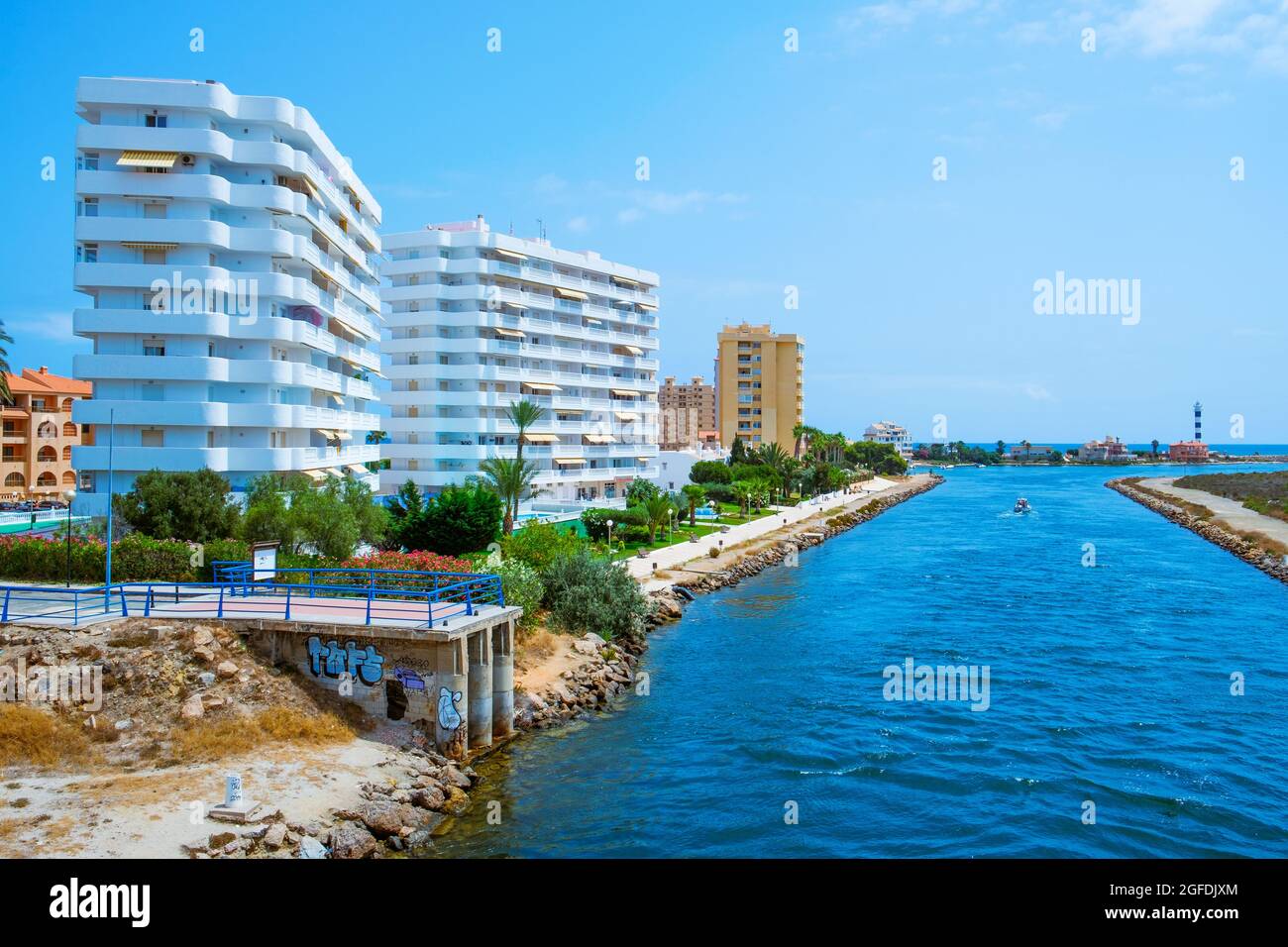 La Manga, Spanien - 29. Juli 2021: Blick auf den Kanal Gola del Puerto in La Manga del Mar Menor, Murcia, Spanien, der die Lagune mit der Mediterra verbindet Stockfoto