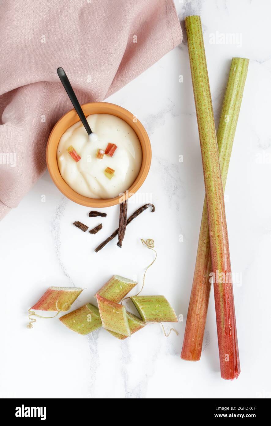 Rhabarber und Vanillejoghurt Stockfoto
